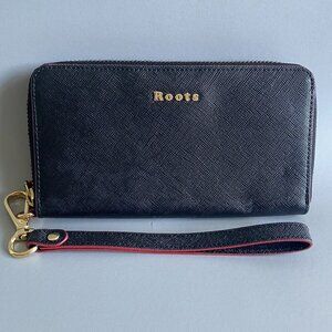 Roots Leather Women's Black Wallet Wristlet​​